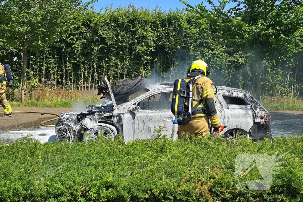 Brandweer dooft vlammenzee in auto