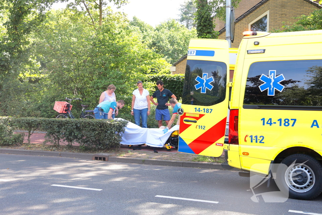 Oudere vrouw raakt gewond na val met rollator