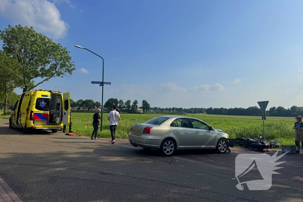 Motorrijder gewond na aanrijding met auto