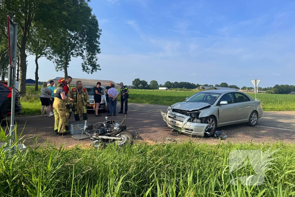 Motorrijder gewond na aanrijding met auto