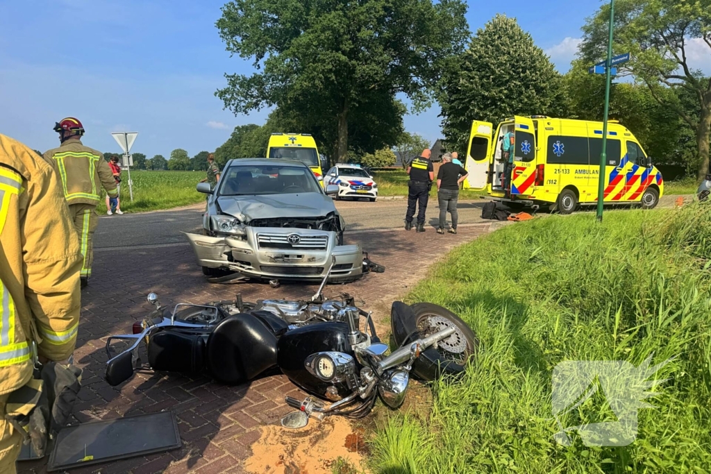 Motorrijder gewond na aanrijding met auto
