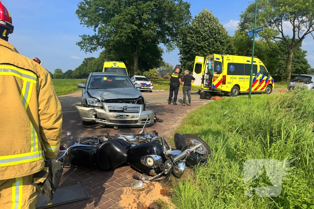 Motorrijder gewond na aanrijding met auto