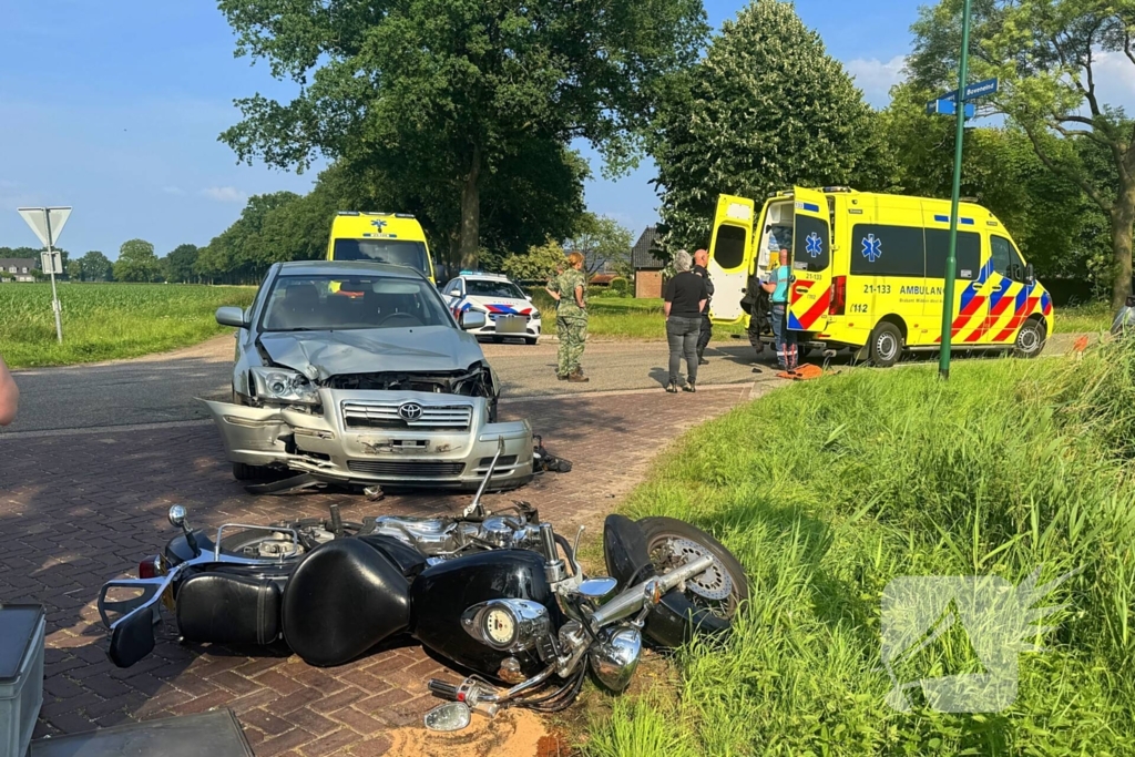 Motorrijder gewond na aanrijding met auto