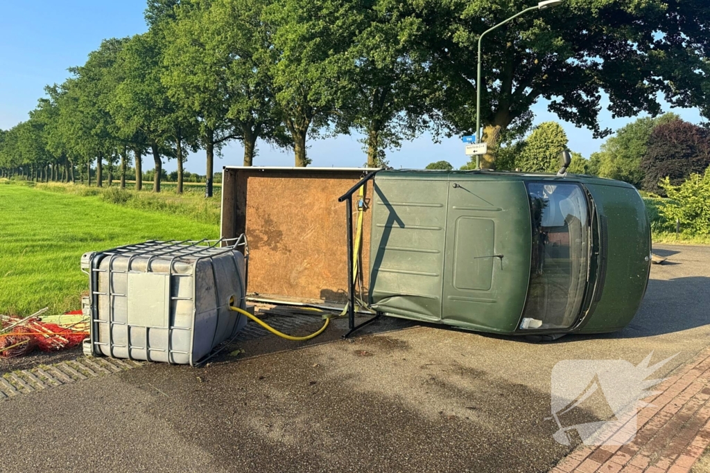 Botsing tussen auto en bestelwagen leidt tot gewonden