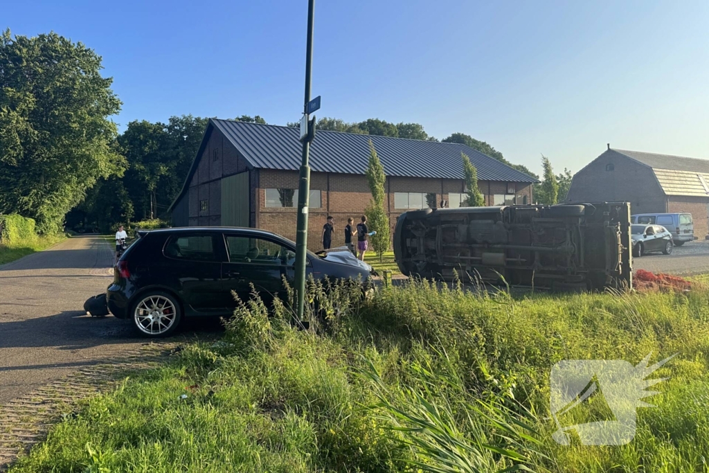 Botsing tussen auto en bestelwagen leidt tot gewonden