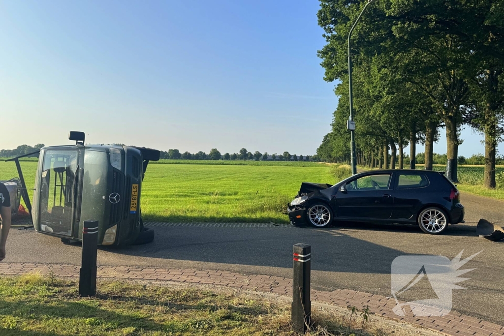 Botsing tussen auto en bestelwagen leidt tot gewonden