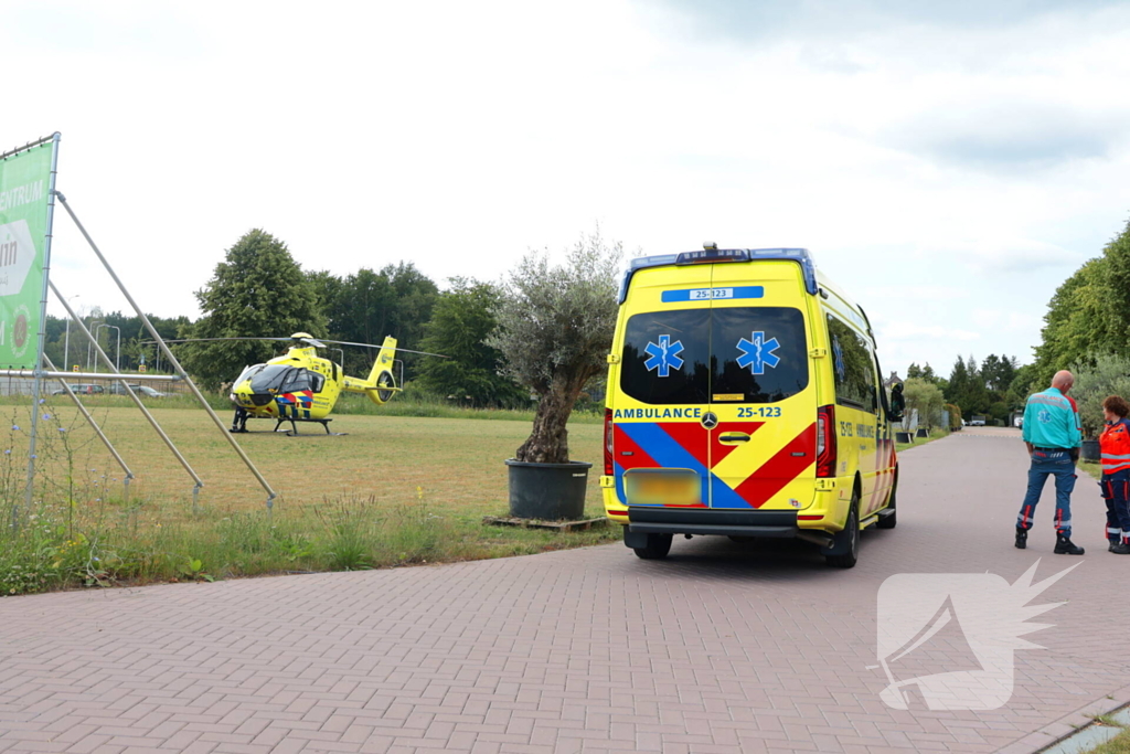 Traumahelikopter landt voor medische bijstand