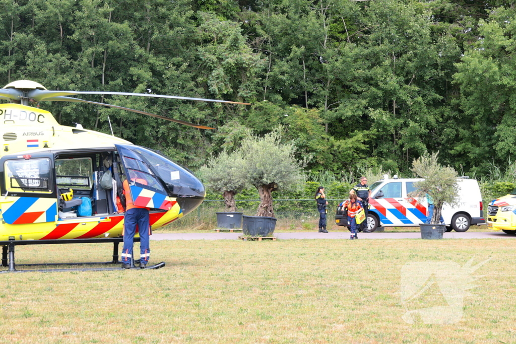 Traumahelikopter landt voor medische bijstand