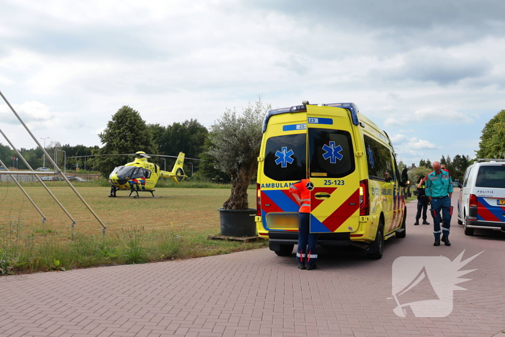 Traumahelikopter landt voor medische bijstand