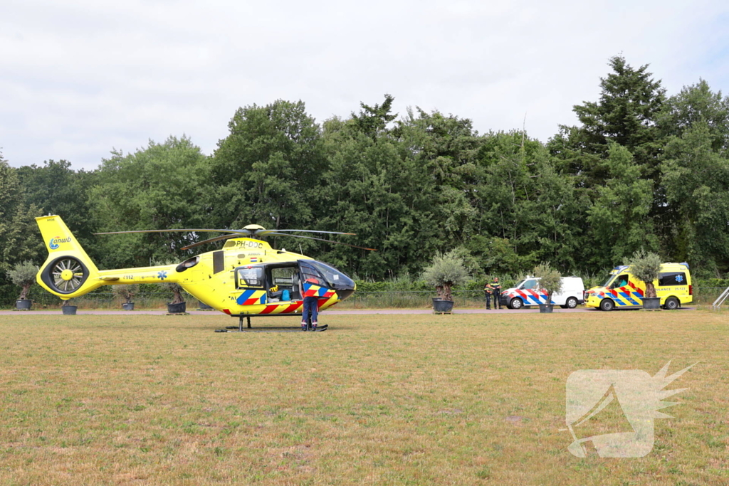 Traumahelikopter landt voor medische bijstand