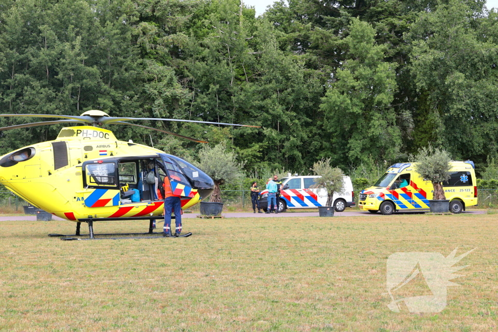 Traumahelikopter landt voor medische bijstand