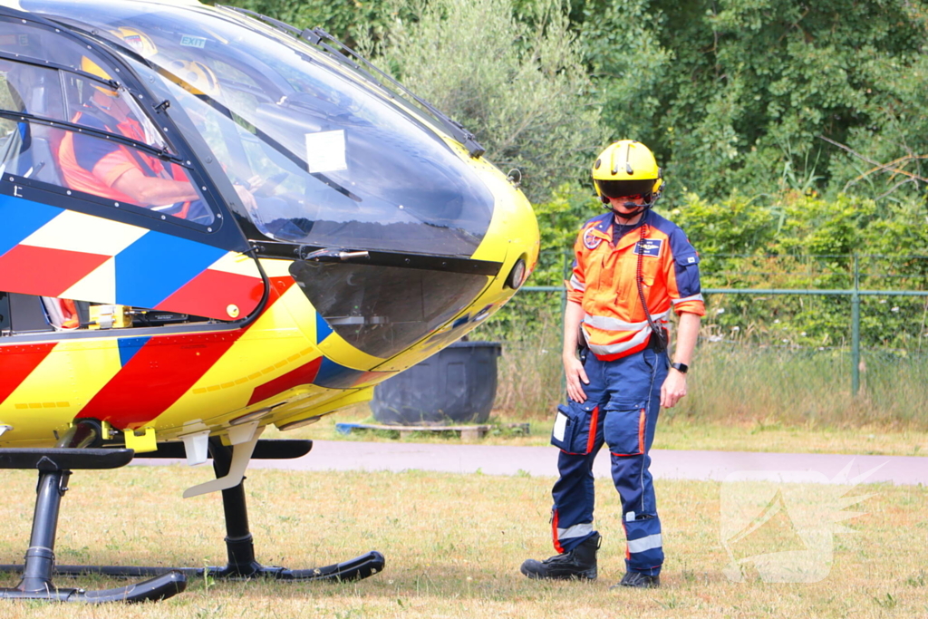 Traumahelikopter landt voor medische bijstand