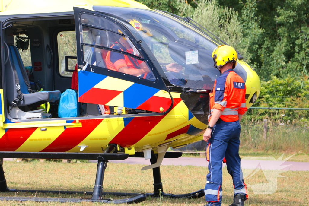 Traumahelikopter landt voor medische bijstand