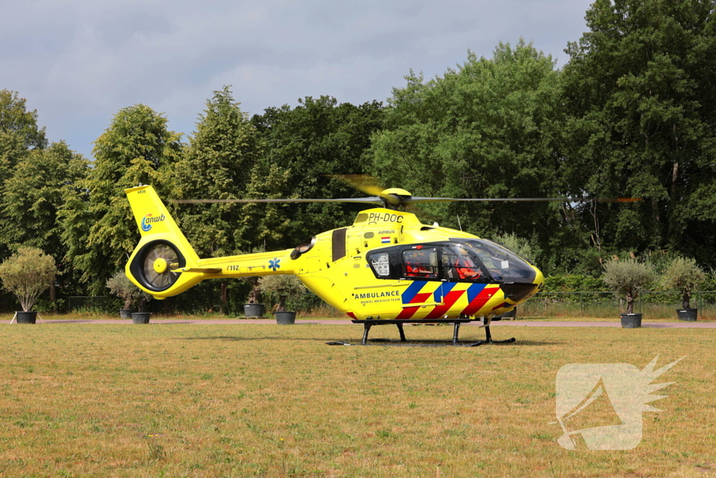 Traumahelikopter landt voor medische bijstand