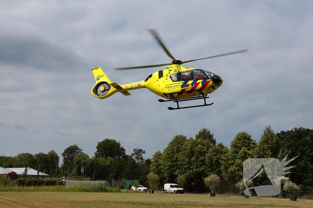 Traumahelikopter landt voor medische bijstand