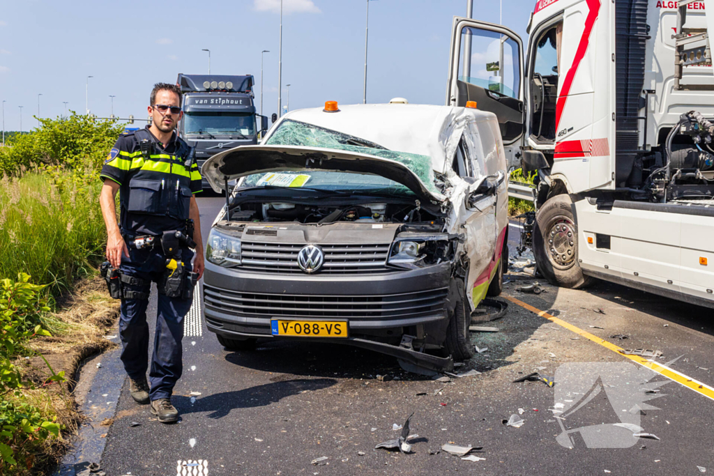 Botsing tussen vrachtwagen en busje leidt tot zware verwondingen
