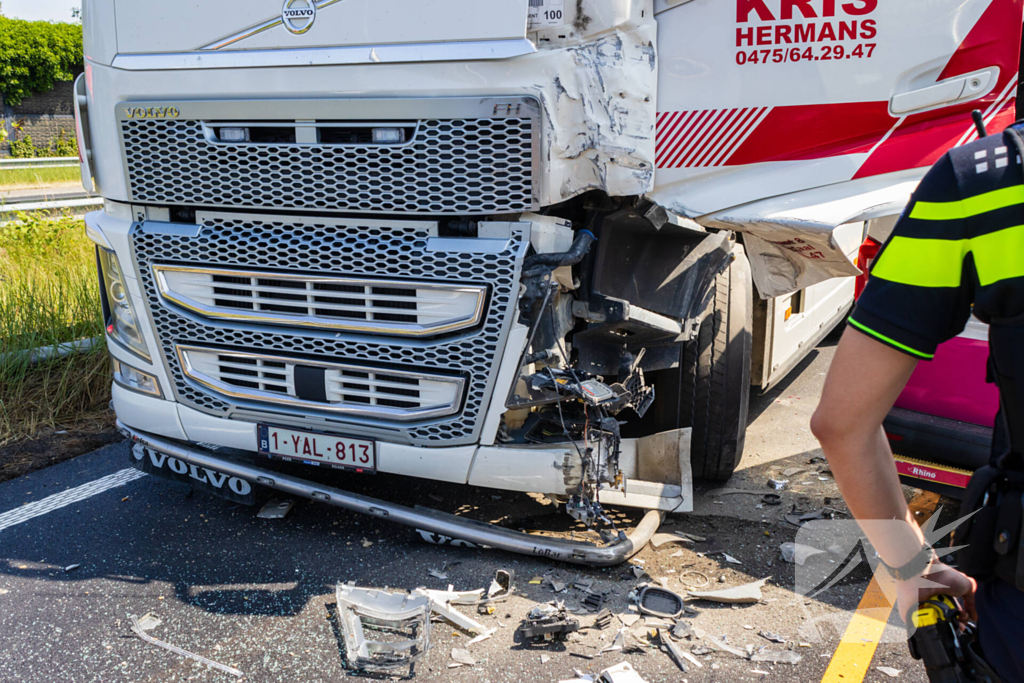 Botsing tussen vrachtwagen en busje leidt tot zware verwondingen