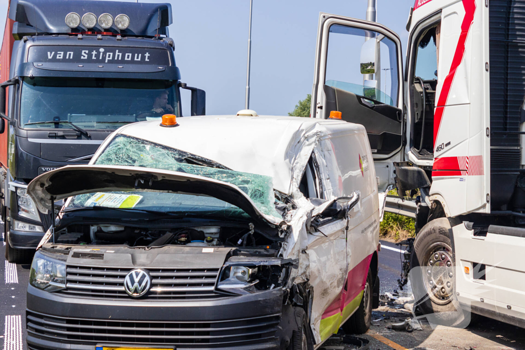 Botsing tussen vrachtwagen en busje leidt tot zware verwondingen
