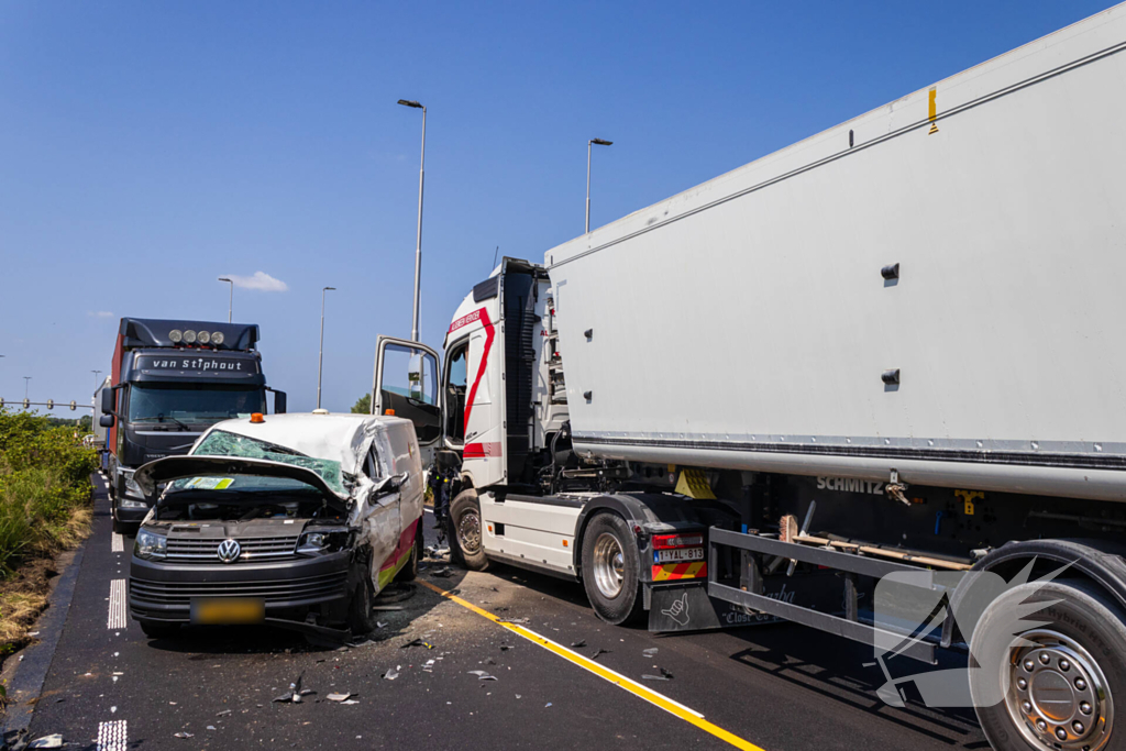 Botsing tussen vrachtwagen en busje leidt tot zware verwondingen