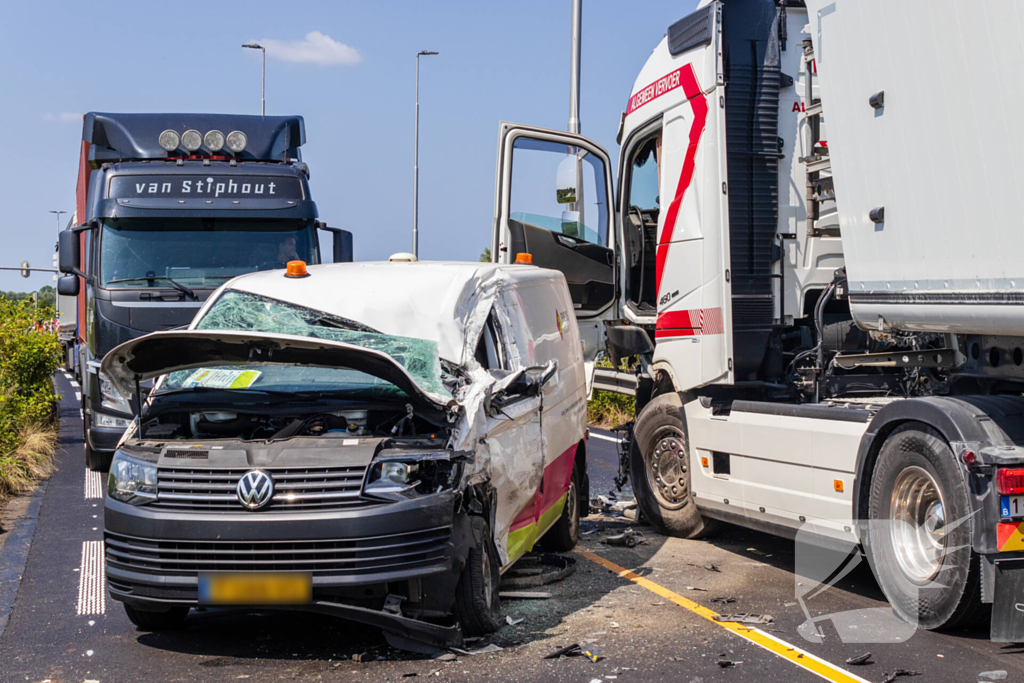 Botsing tussen vrachtwagen en busje leidt tot zware verwondingen