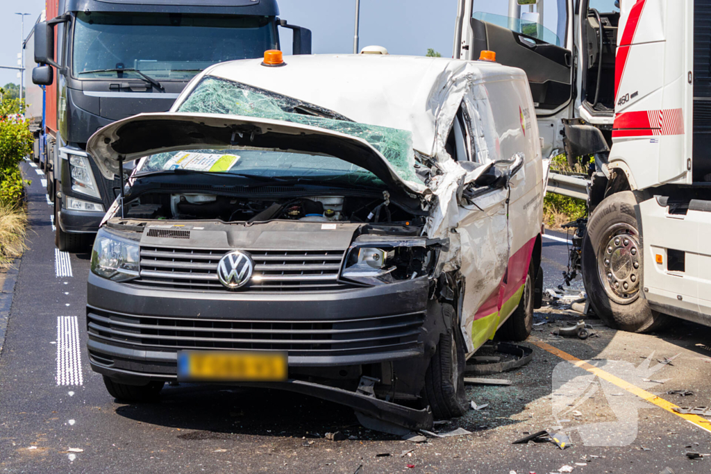 Botsing tussen vrachtwagen en busje leidt tot zware verwondingen