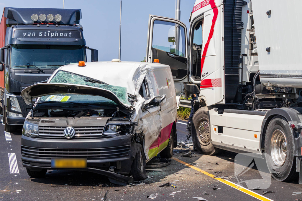 Botsing tussen vrachtwagen en busje leidt tot zware verwondingen