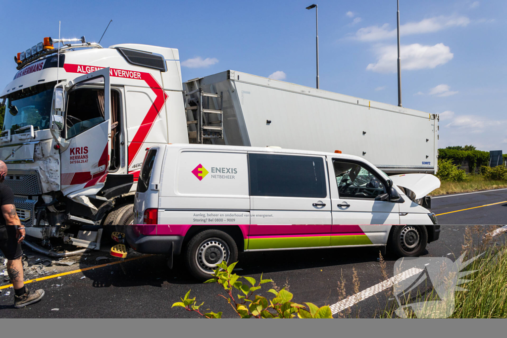 Botsing tussen vrachtwagen en busje leidt tot zware verwondingen