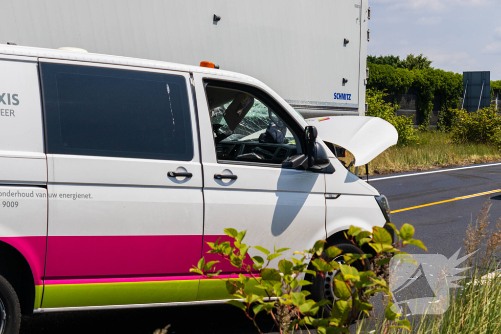 Botsing tussen vrachtwagen en busje leidt tot zware verwondingen