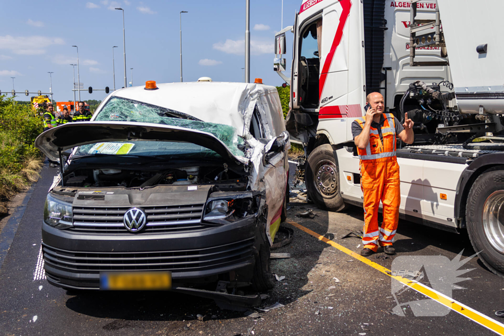 Botsing tussen vrachtwagen en busje leidt tot zware verwondingen