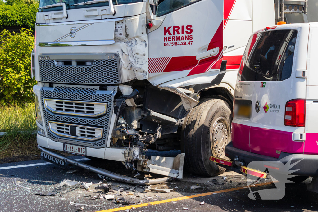 Botsing tussen vrachtwagen en busje leidt tot zware verwondingen
