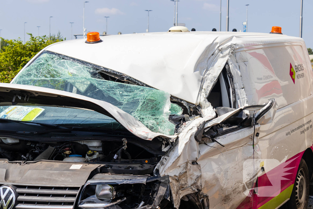 Botsing tussen vrachtwagen en busje leidt tot zware verwondingen