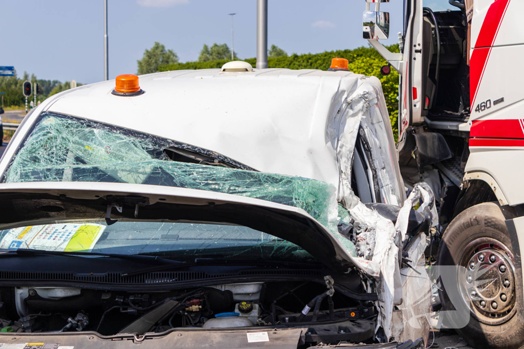 Botsing tussen vrachtwagen en busje leidt tot zware verwondingen