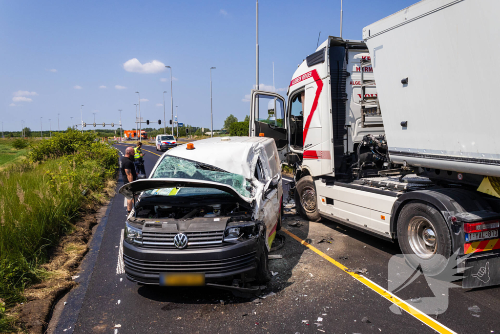 Botsing tussen vrachtwagen en busje leidt tot zware verwondingen