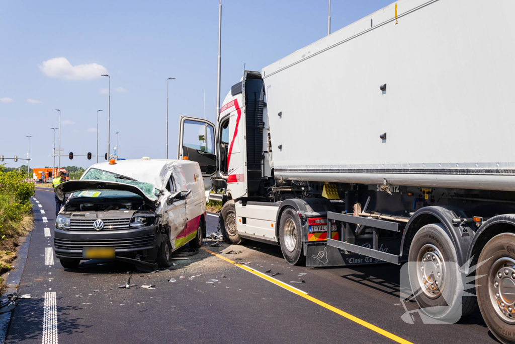 Botsing tussen vrachtwagen en busje leidt tot zware verwondingen