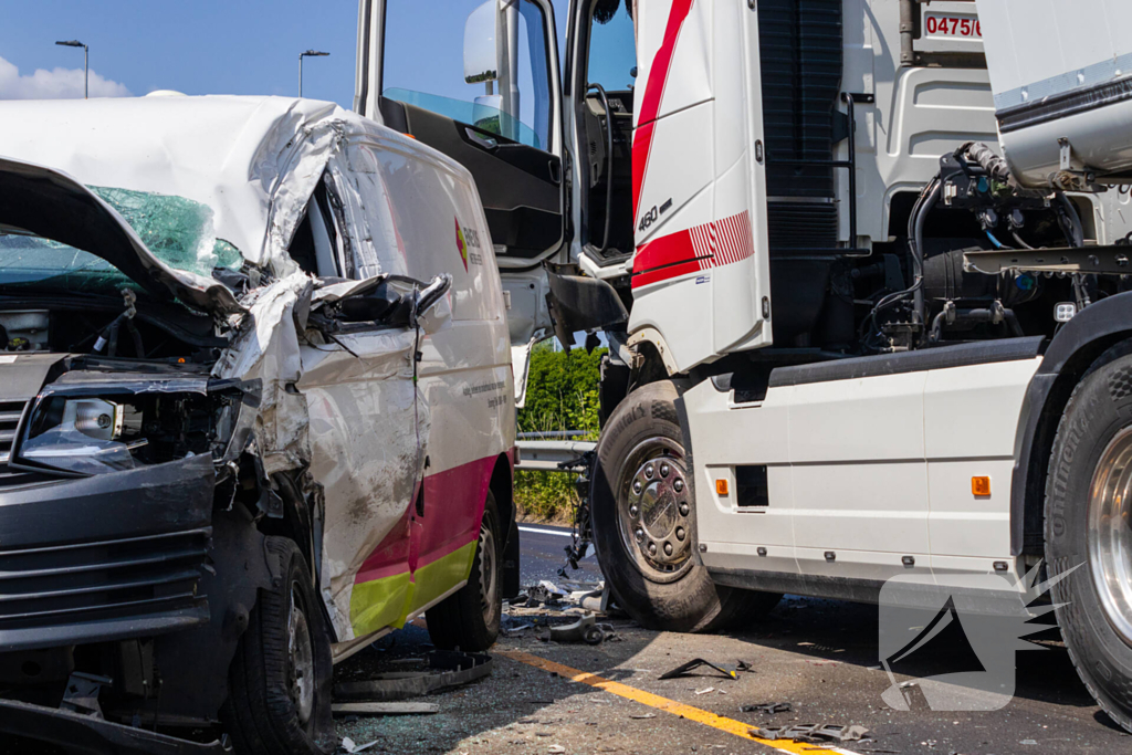 Botsing tussen vrachtwagen en busje leidt tot zware verwondingen
