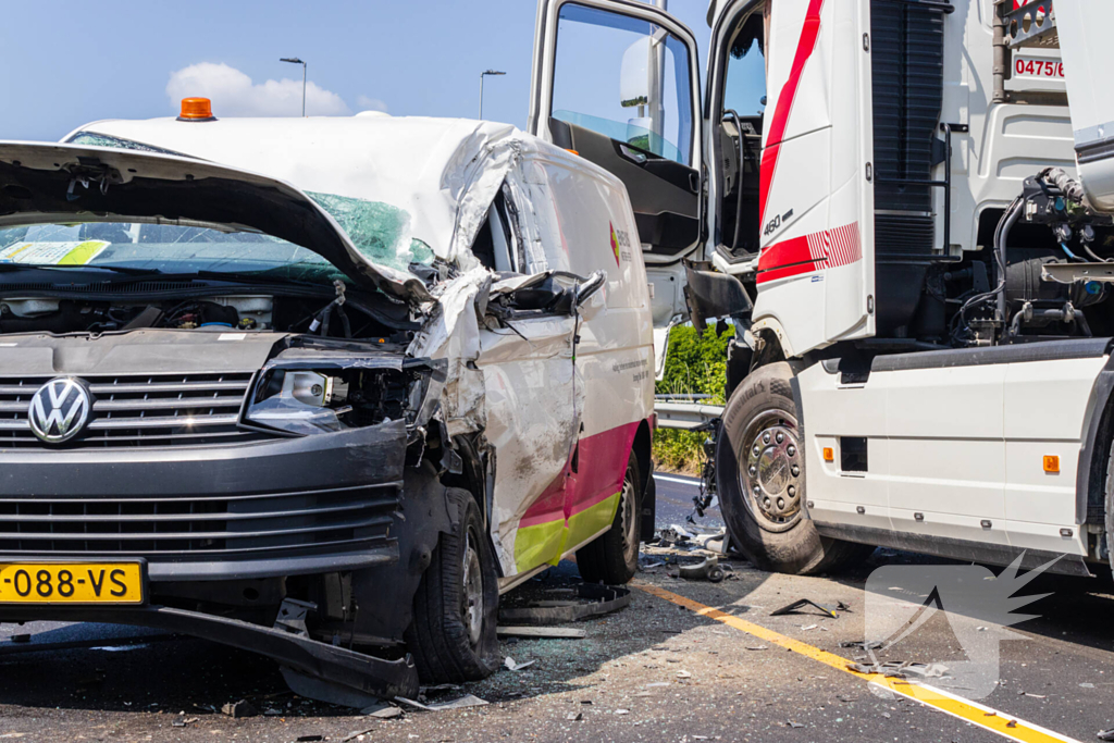 Botsing tussen vrachtwagen en busje leidt tot zware verwondingen