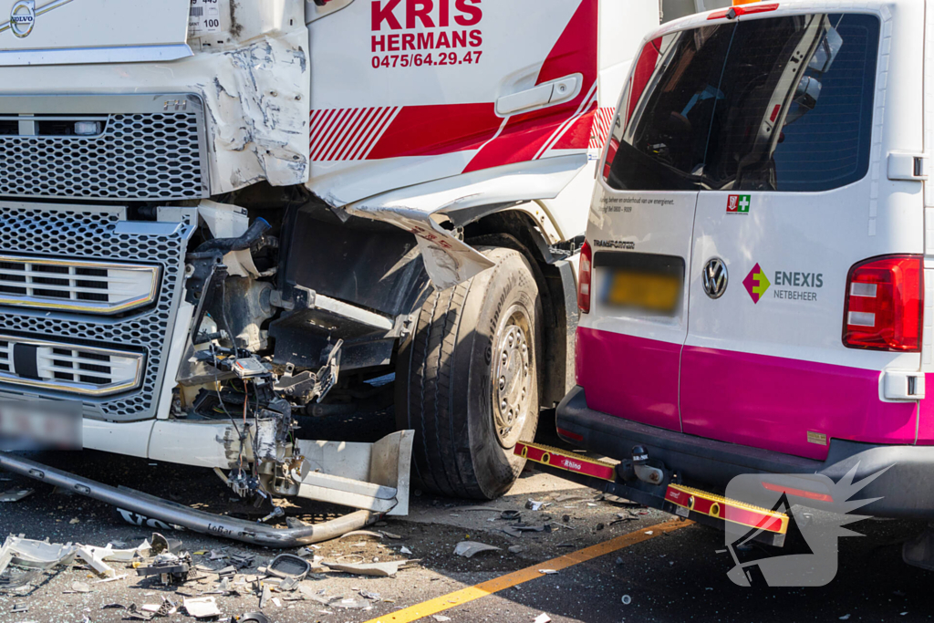 Botsing tussen vrachtwagen en busje leidt tot zware verwondingen
