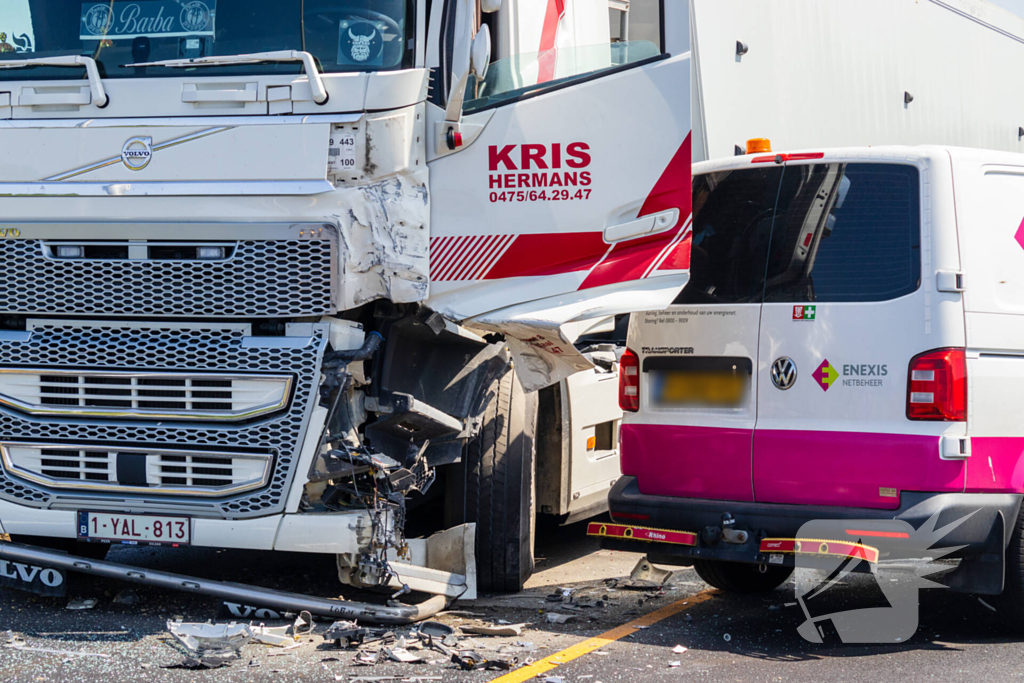 Botsing tussen vrachtwagen en busje leidt tot zware verwondingen
