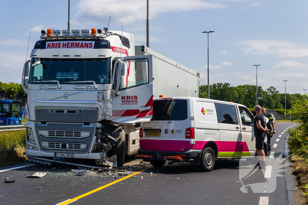 Botsing tussen vrachtwagen en busje leidt tot zware verwondingen