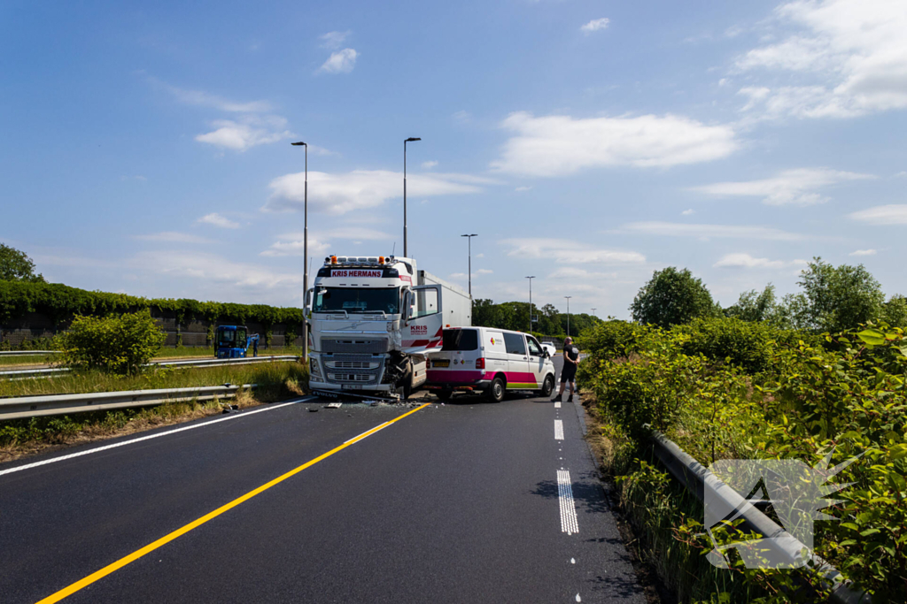 Botsing tussen vrachtwagen en busje leidt tot zware verwondingen