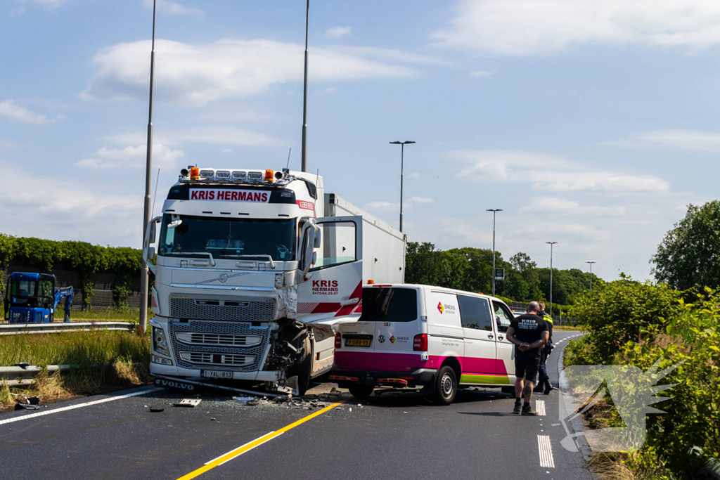 Botsing tussen vrachtwagen en busje leidt tot zware verwondingen