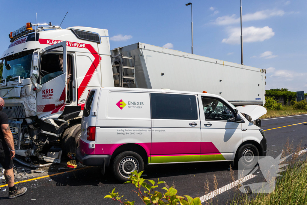 Botsing tussen vrachtwagen en busje leidt tot zware verwondingen