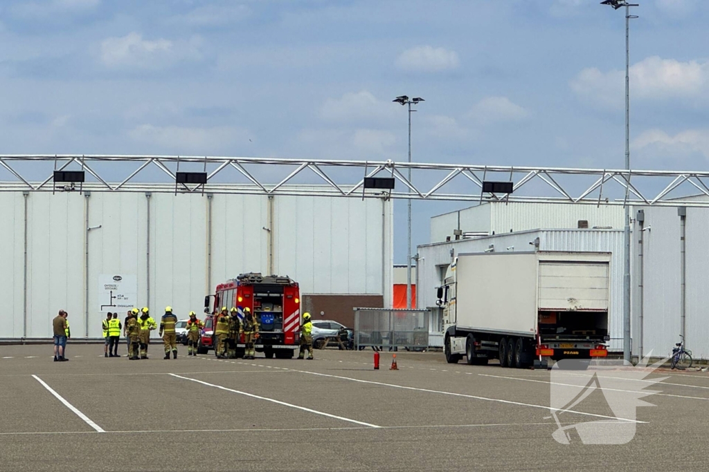 Accu van pallettruck valt om in oplegger