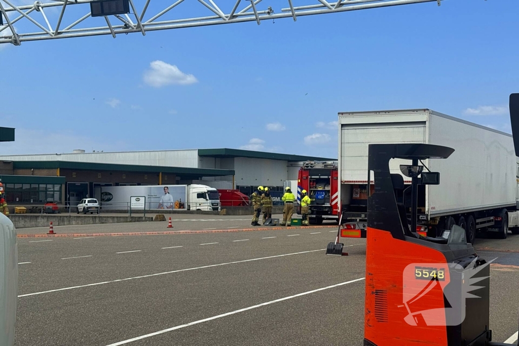 Accu van pallettruck valt om in oplegger