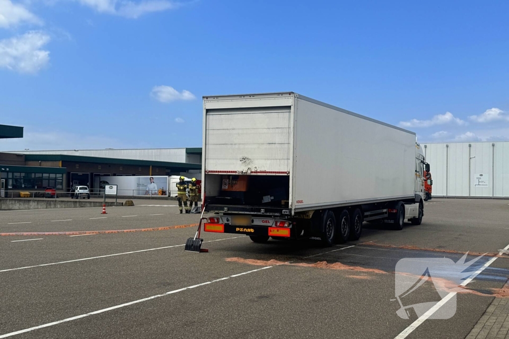 Accu van pallettruck valt om in oplegger