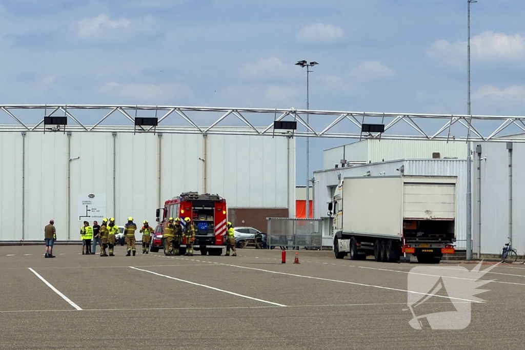 Accu van pallettruck valt om in oplegger