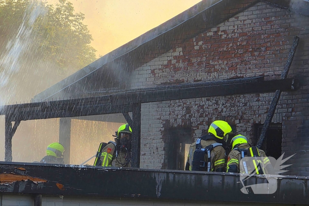 Uitslaande brand in winkelpand