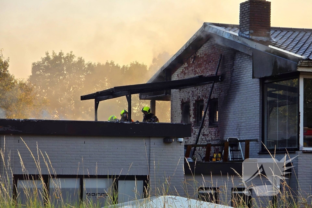 Uitslaande brand in winkelpand