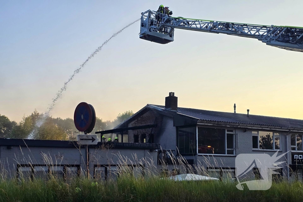 Uitslaande brand in winkelpand