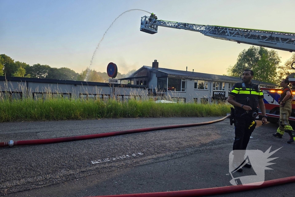 Uitslaande brand in winkelpand